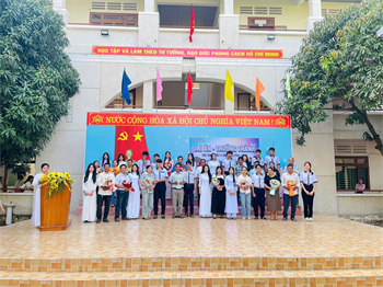 CHỦ TỊCH UBND TỈNH DỰ LỄ KHAI GIẢNG NĂM HỌC MỚI TẠI TRƯỜNG THPT TUY PHONG