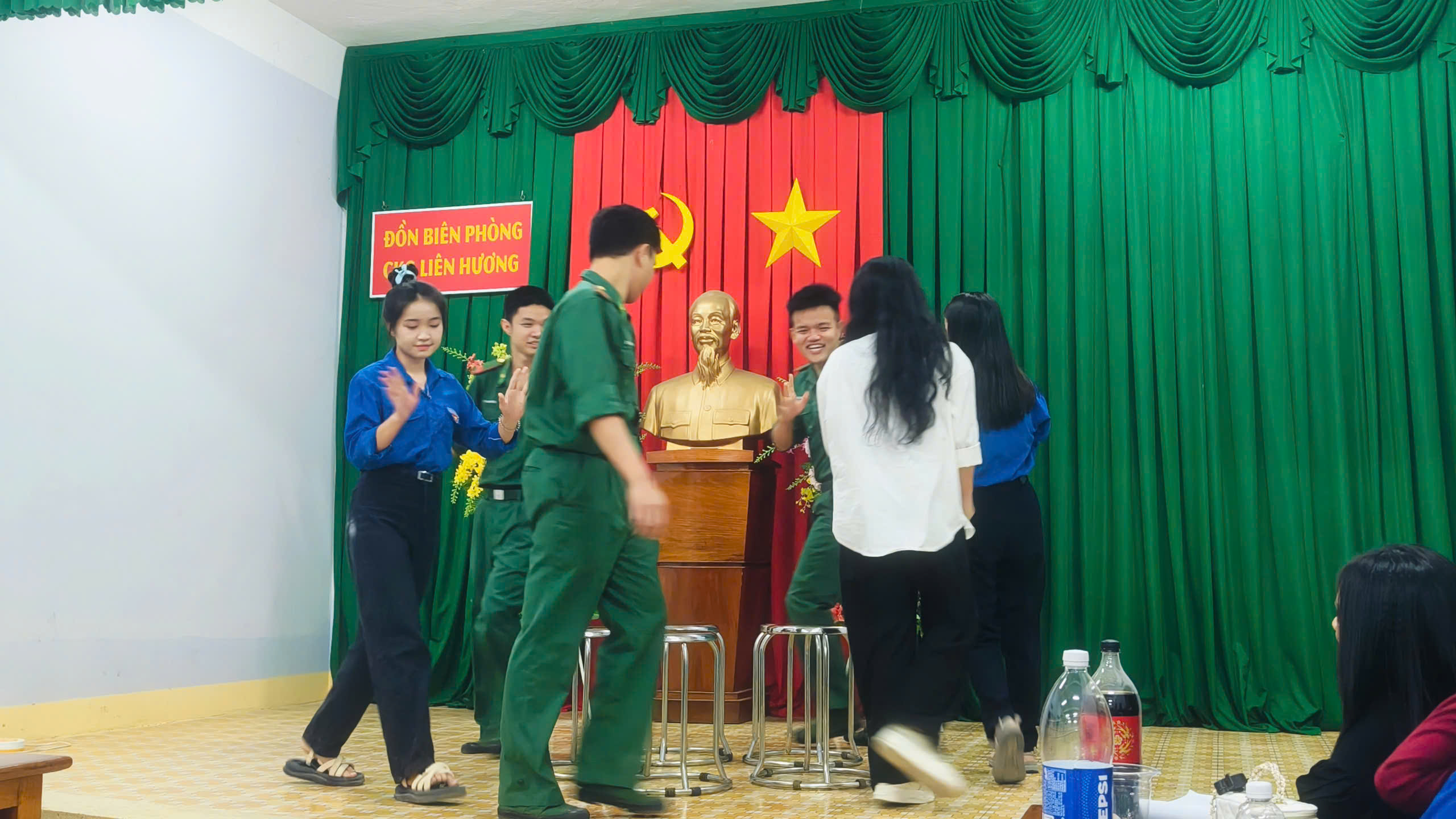 giao luu don bien phong THPT Tuy Phong 10