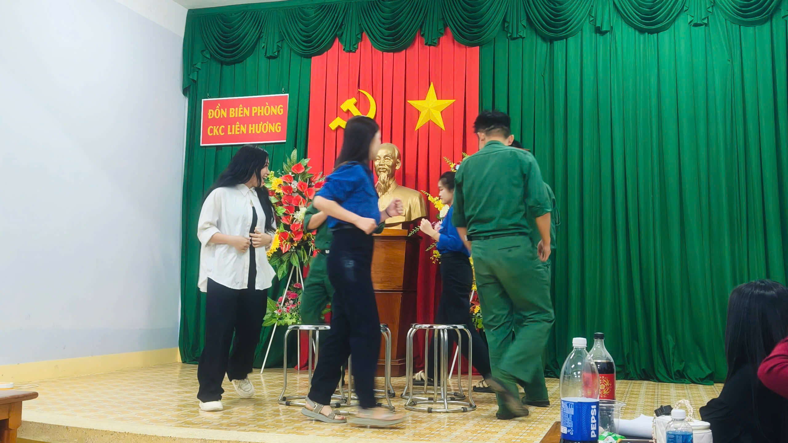 giao luu don bien phong THPT Tuy Phong 12
