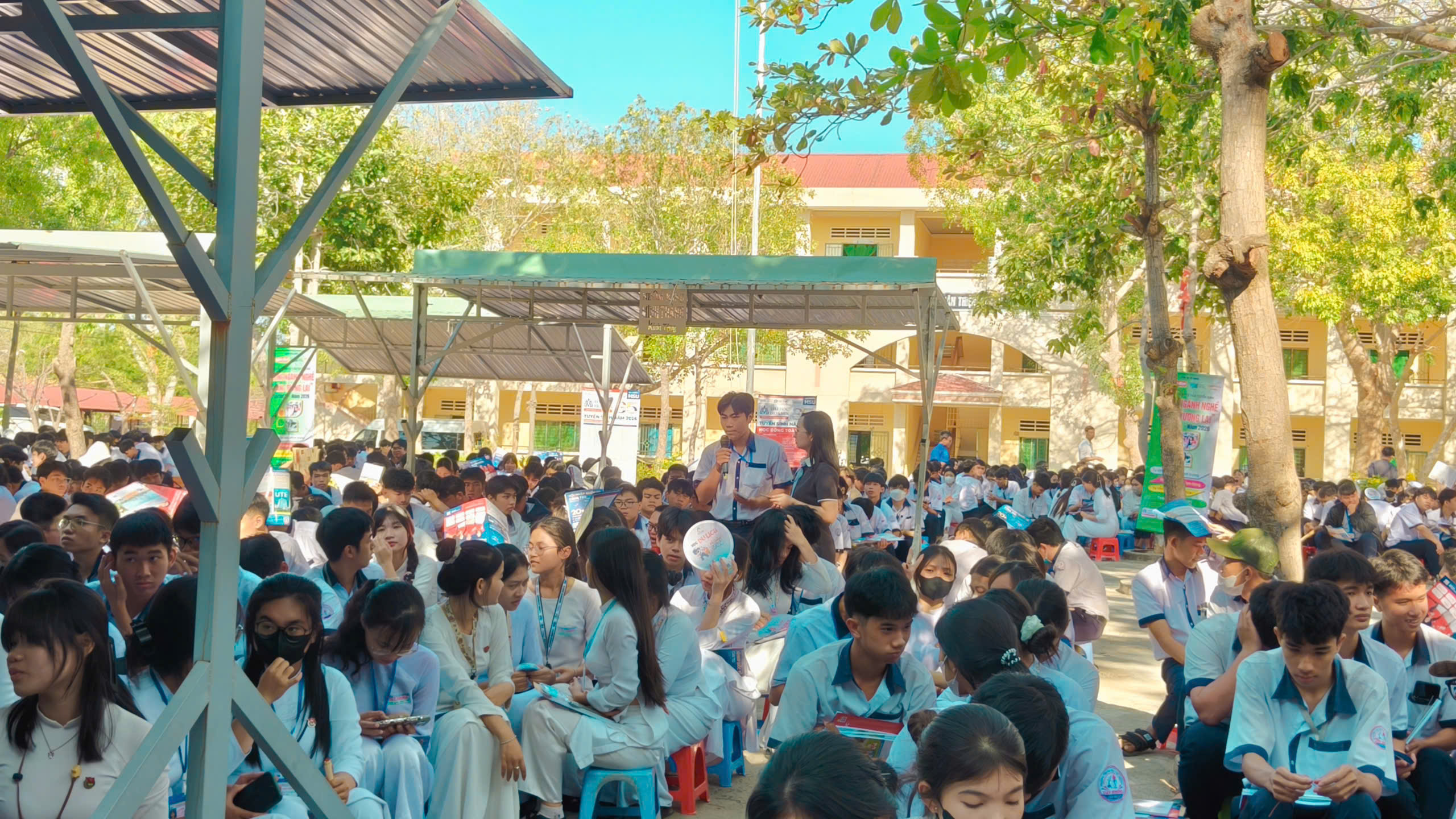huong nghiep bao giao duc THPT Tuy Phong 06