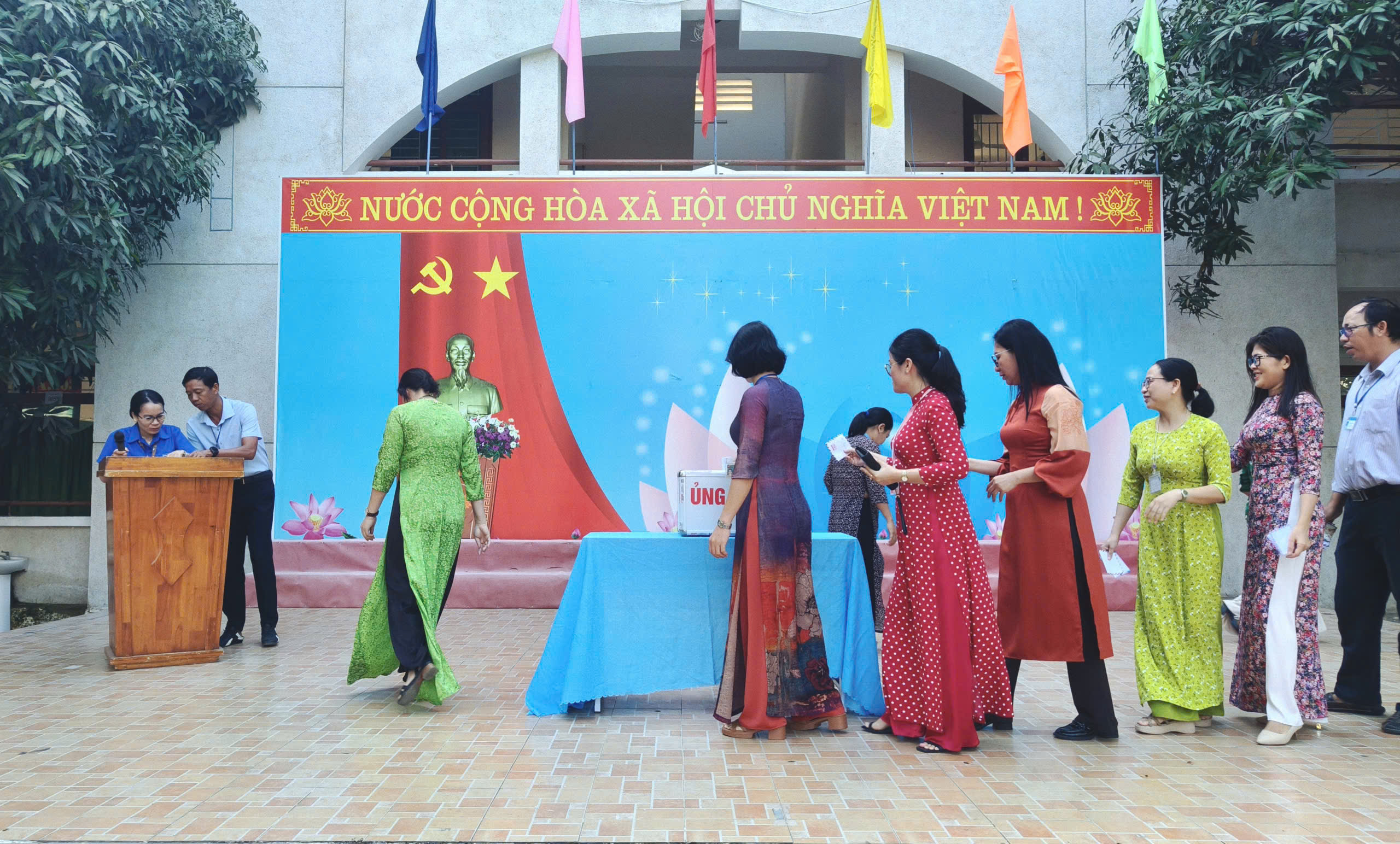 phong trao truong giup truong THPT Tuy Phong 04