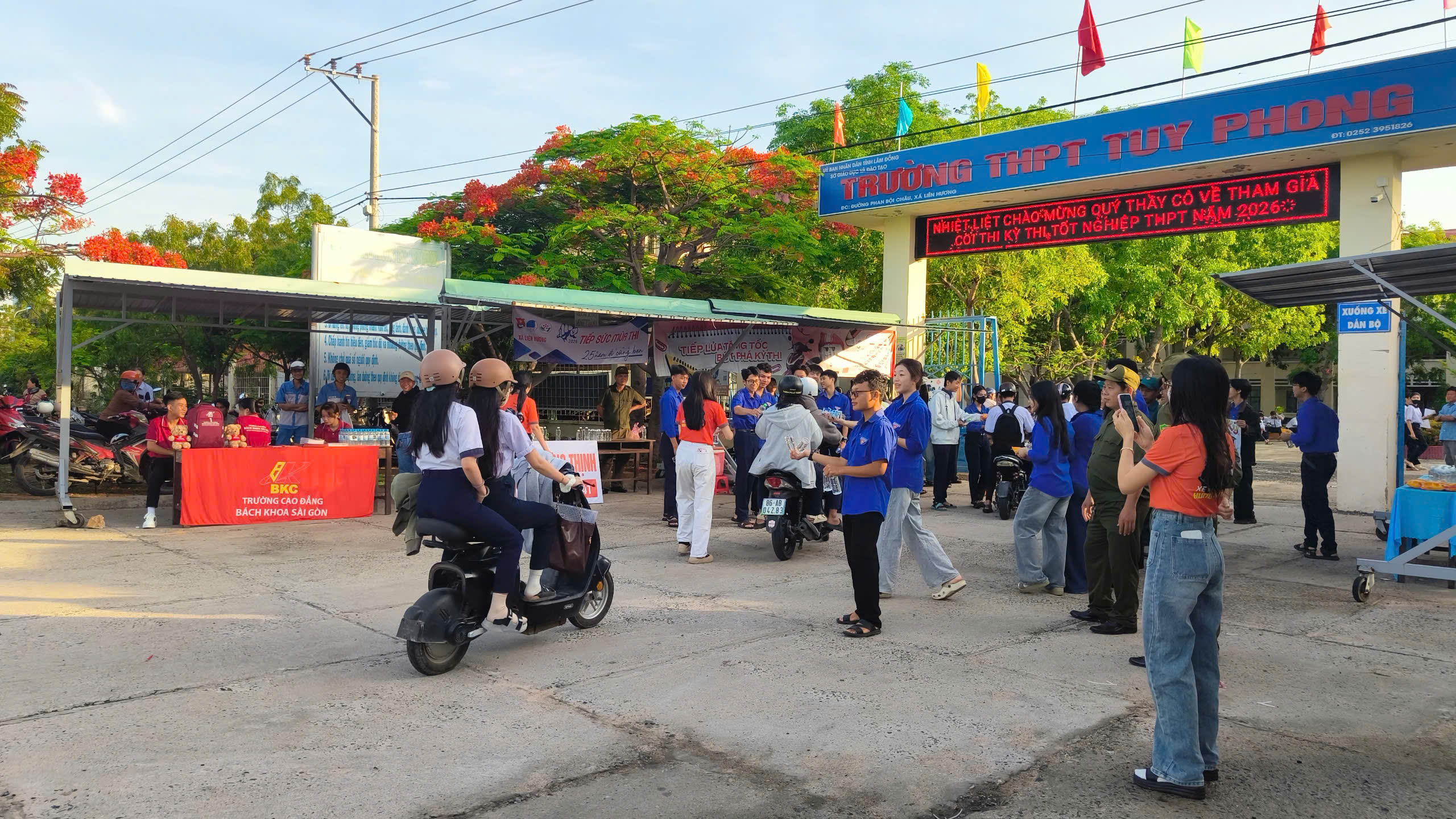 tiep suc mua thi 2026 THPT Tuy Phong 09
