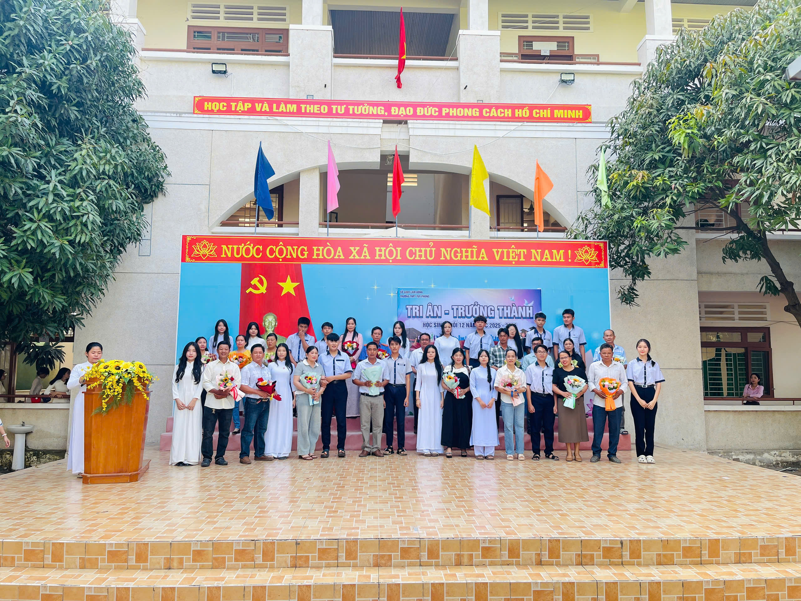 CHỦ TỊCH UBND TỈNH DỰ LỄ KHAI GIẢNG NĂM HỌC MỚI TẠI TRƯỜNG THPT TUY PHONG