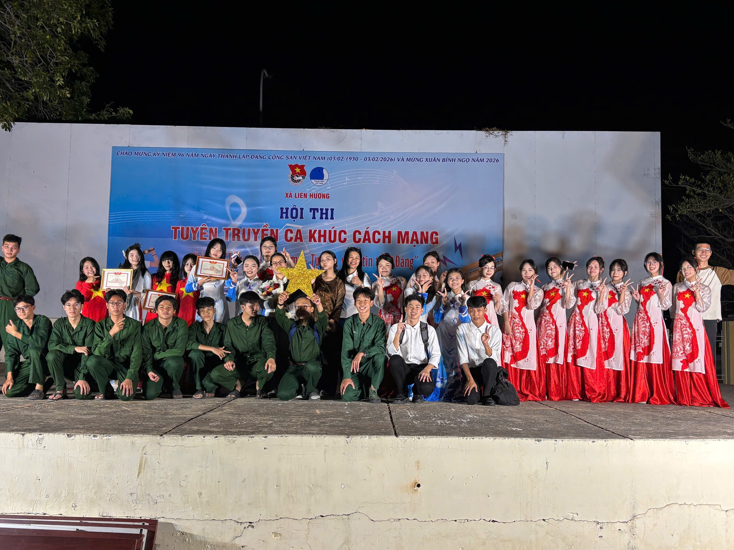 tuyen truyen ca khuc cach mang THPT Tuy Phong 04