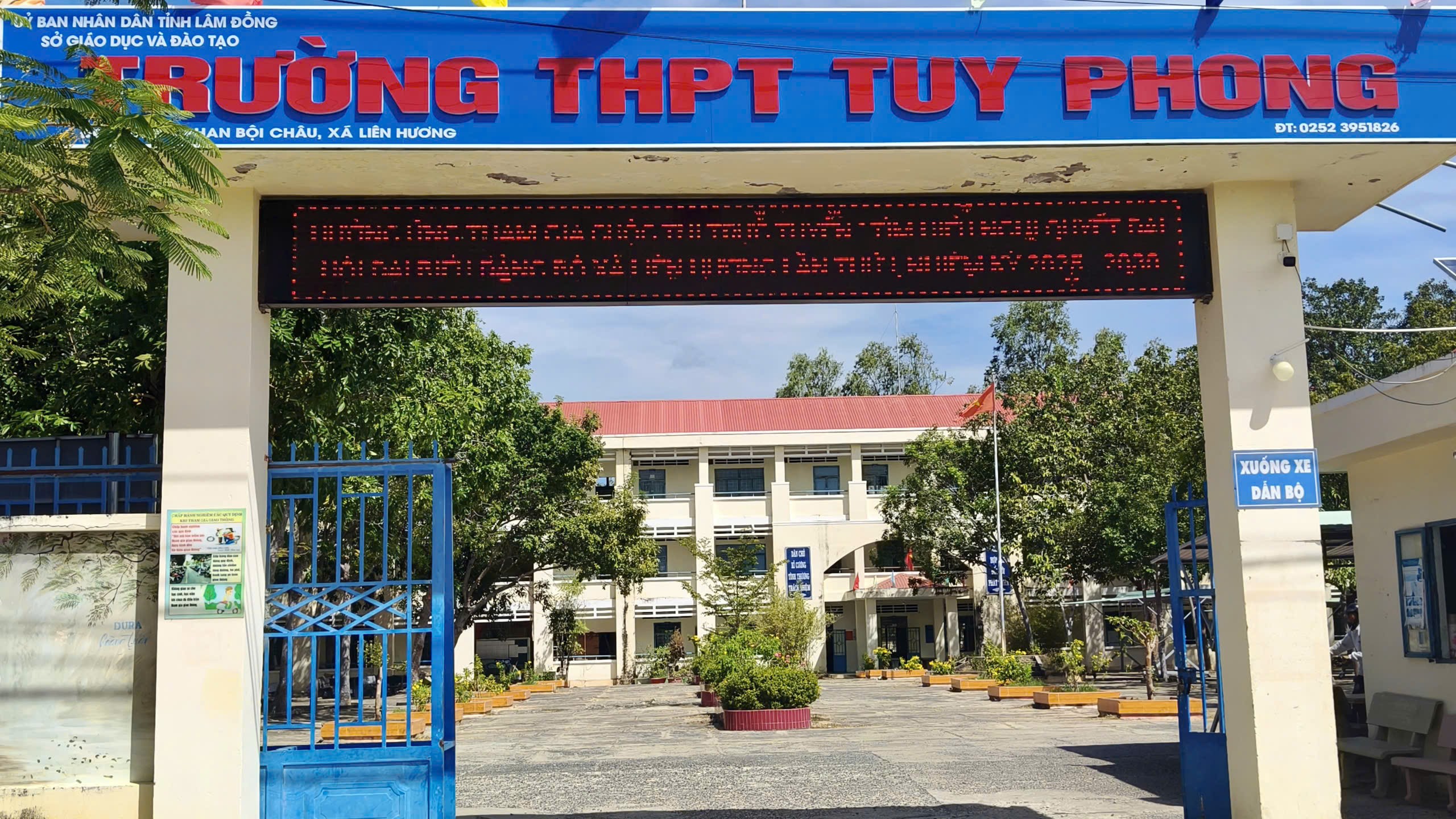 Lễ Bế Giảng Trường THPT Tuy Phong 2019-2020 | Dance Cover by HWD Dance Team